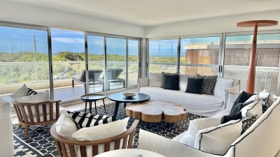 VENTA Gran apartamento en Playa Brava, 3 dormitorios y dependencia servicio