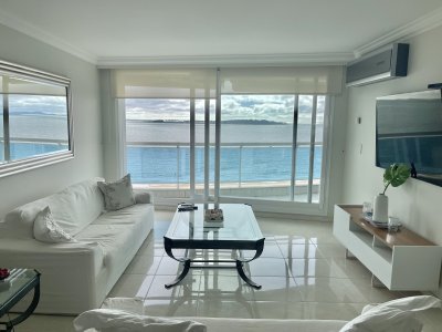 VENTA en primera línea Playa Mansa, 2 dormitorios