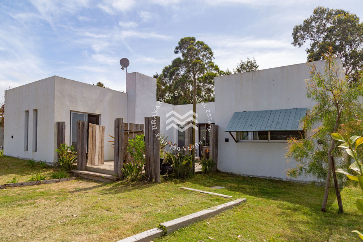 Casa ID.465 - ALQUILER ANUAL 3 dormitorios barrio privado Punta del Este