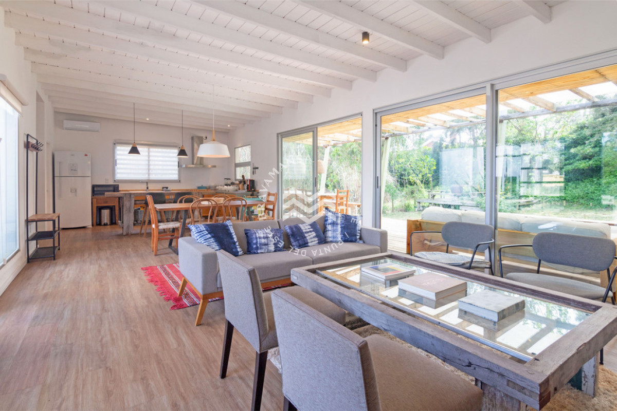 Casa ID.465 - ALQUILER ANUAL 3 dormitorios barrio privado Punta del Este