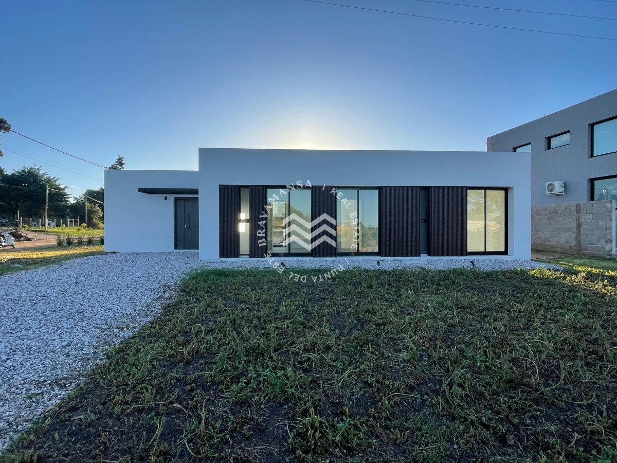 Casa ID.253 - VENTA Hermosa casa a estrenar de 3 dormitorios y 2 baños a metros del mar