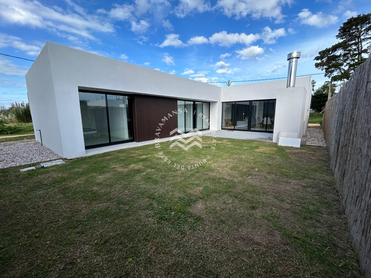 Casa ID.253 - VENTA Hermosa casa a estrenar de 3 dormitorios y 2 baños a metros del mar