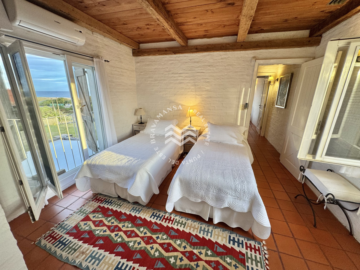 Casa ID.699 - Espectacular casa de 3 dormitorios en suite y servicio en Playa Montoya