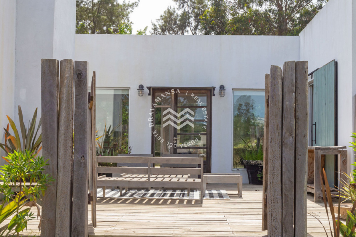 Casa ID.465 - ALQUILER ANUAL 3 dormitorios barrio privado Punta del Este
