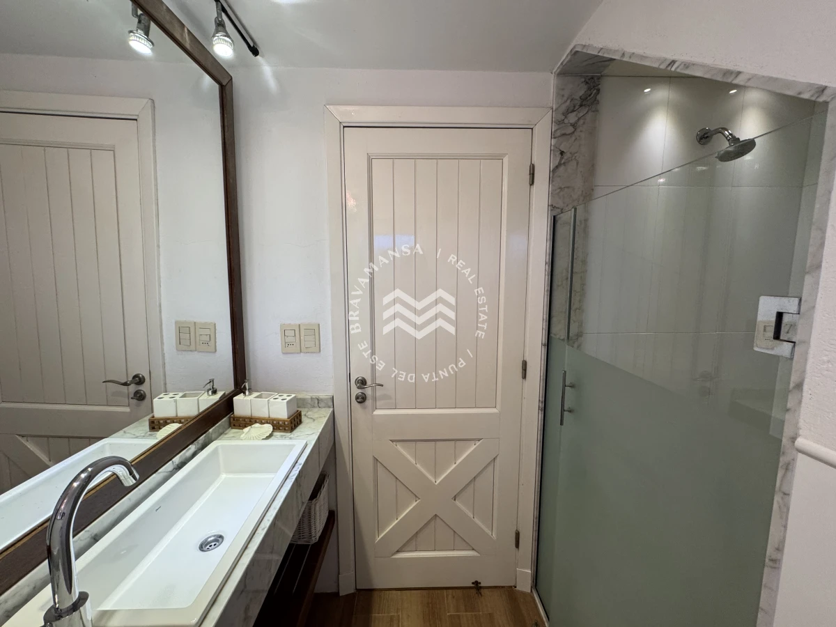 Casa ID.699 - Espectacular casa de 3 dormitorios en suite y servicio en Playa Montoya