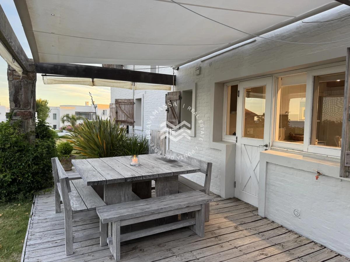 Casa ID.699 - Espectacular casa de 3 dormitorios en suite y servicio en Playa Montoya