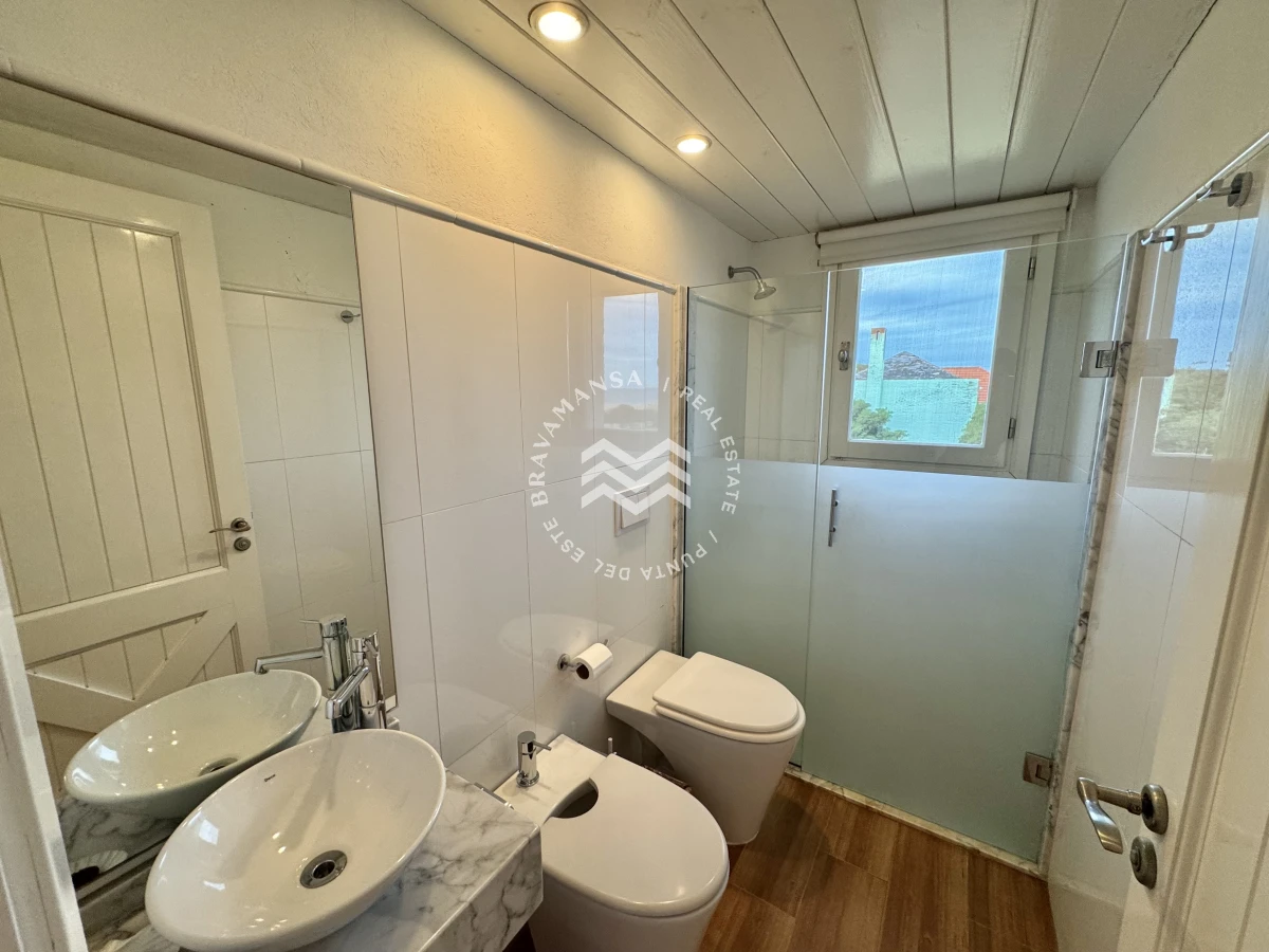 Casa ID.699 - Espectacular casa de 3 dormitorios en suite y servicio en Playa Montoya