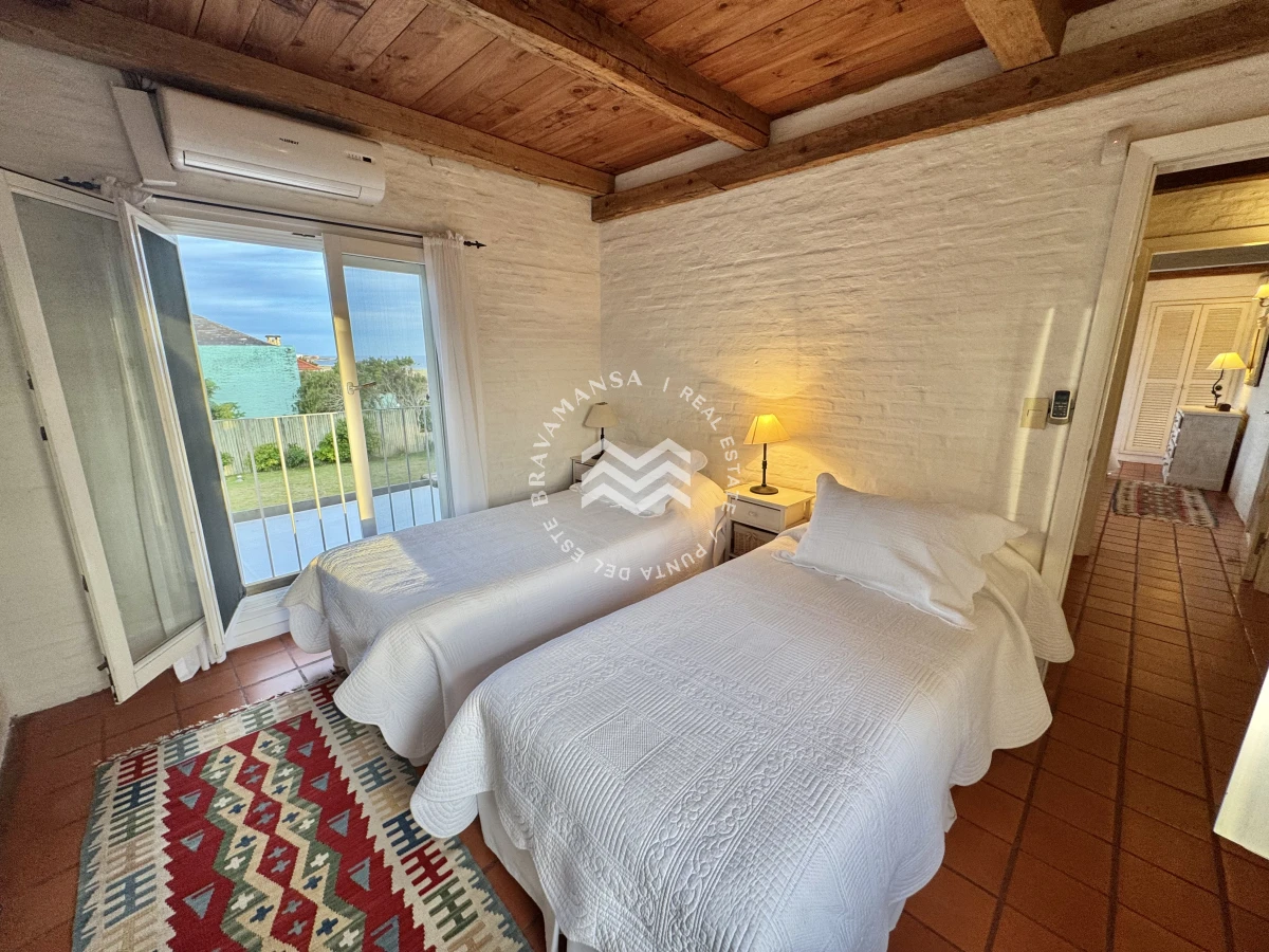 Casa ID.699 - Espectacular casa de 3 dormitorios en suite y servicio en Playa Montoya