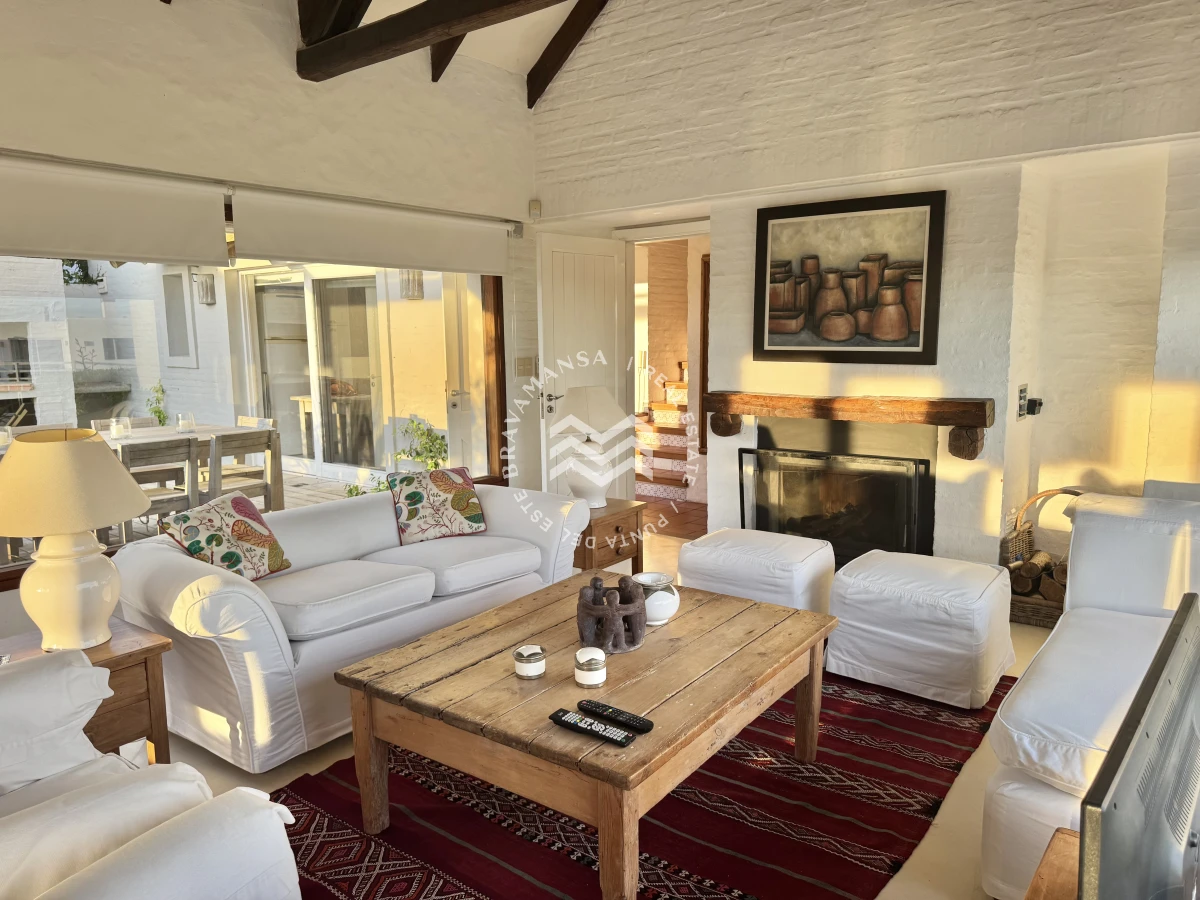 Casa ID.699 - Espectacular casa de 3 dormitorios en suite y servicio en Playa Montoya