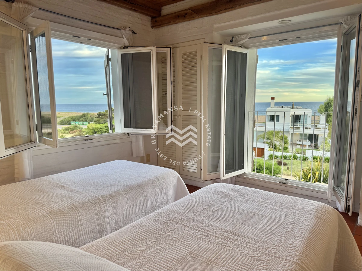 Casa ID.699 - Espectacular casa de 3 dormitorios en suite y servicio en Playa Montoya