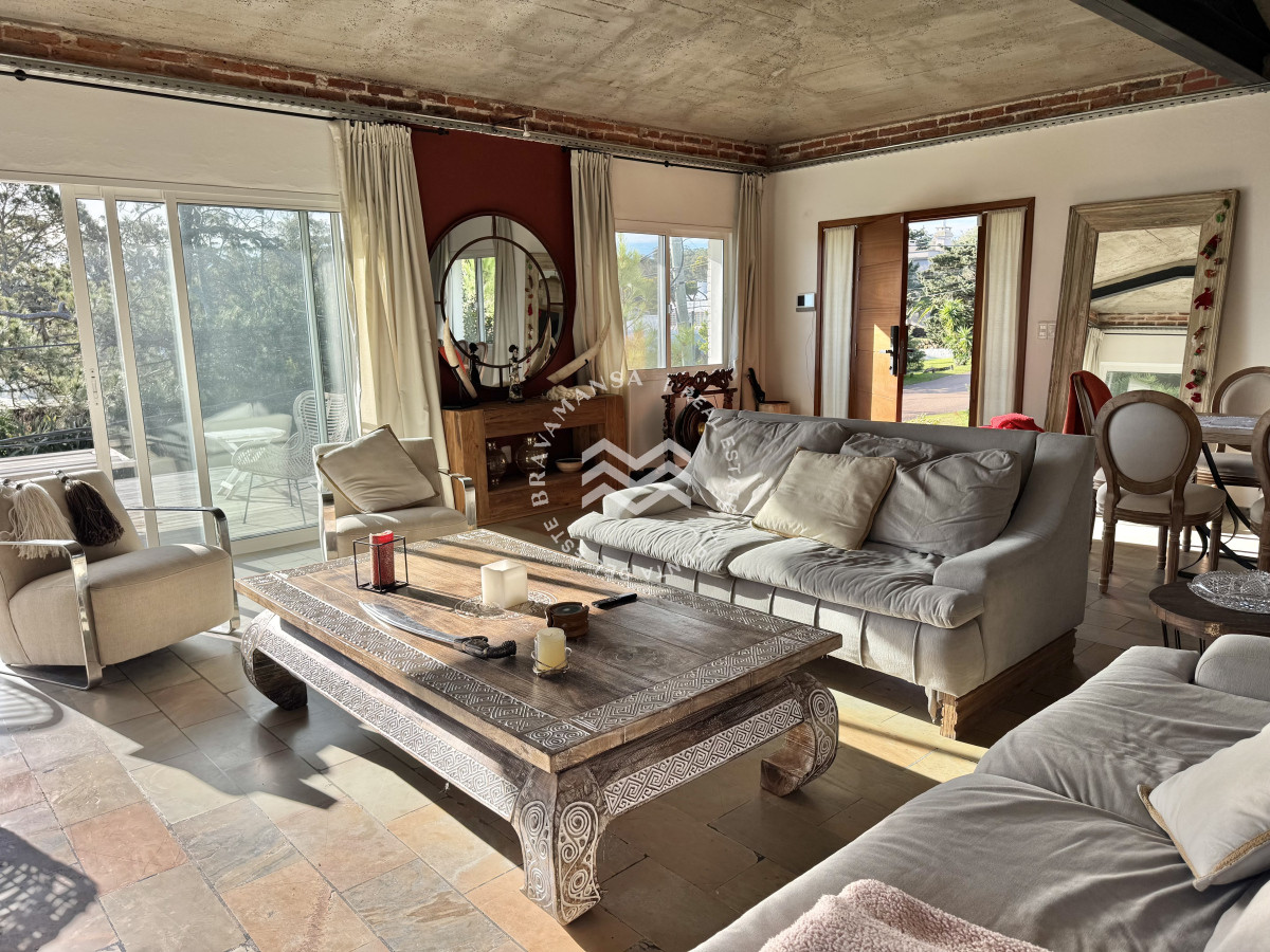 Casa ID.586 - VENTA Gran casa en Punta Ballena a una cuadra de la playa