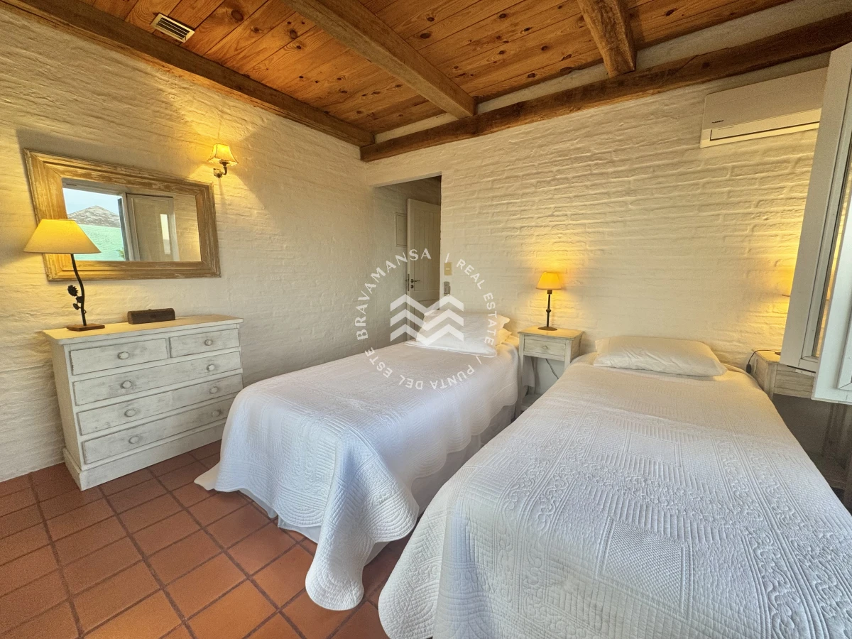 Casa ID.699 - Espectacular casa de 3 dormitorios en suite y servicio en Playa Montoya