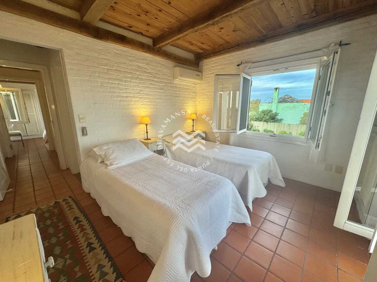 Casa ID.699 - Espectacular casa de 3 dormitorios en suite y servicio en Playa Montoya