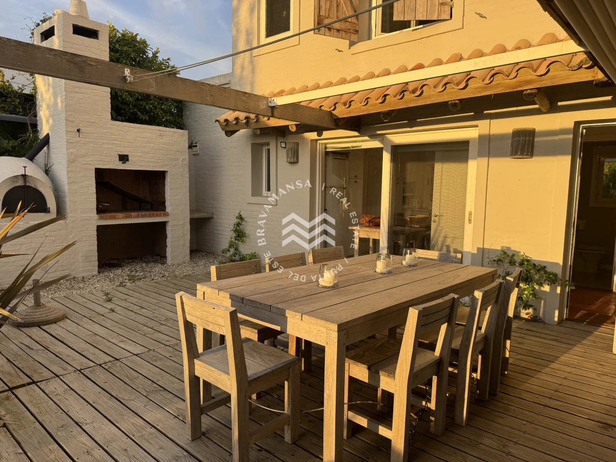 Casa ID.699 - Espectacular casa de 3 dormitorios en suite y servicio en Playa Montoya