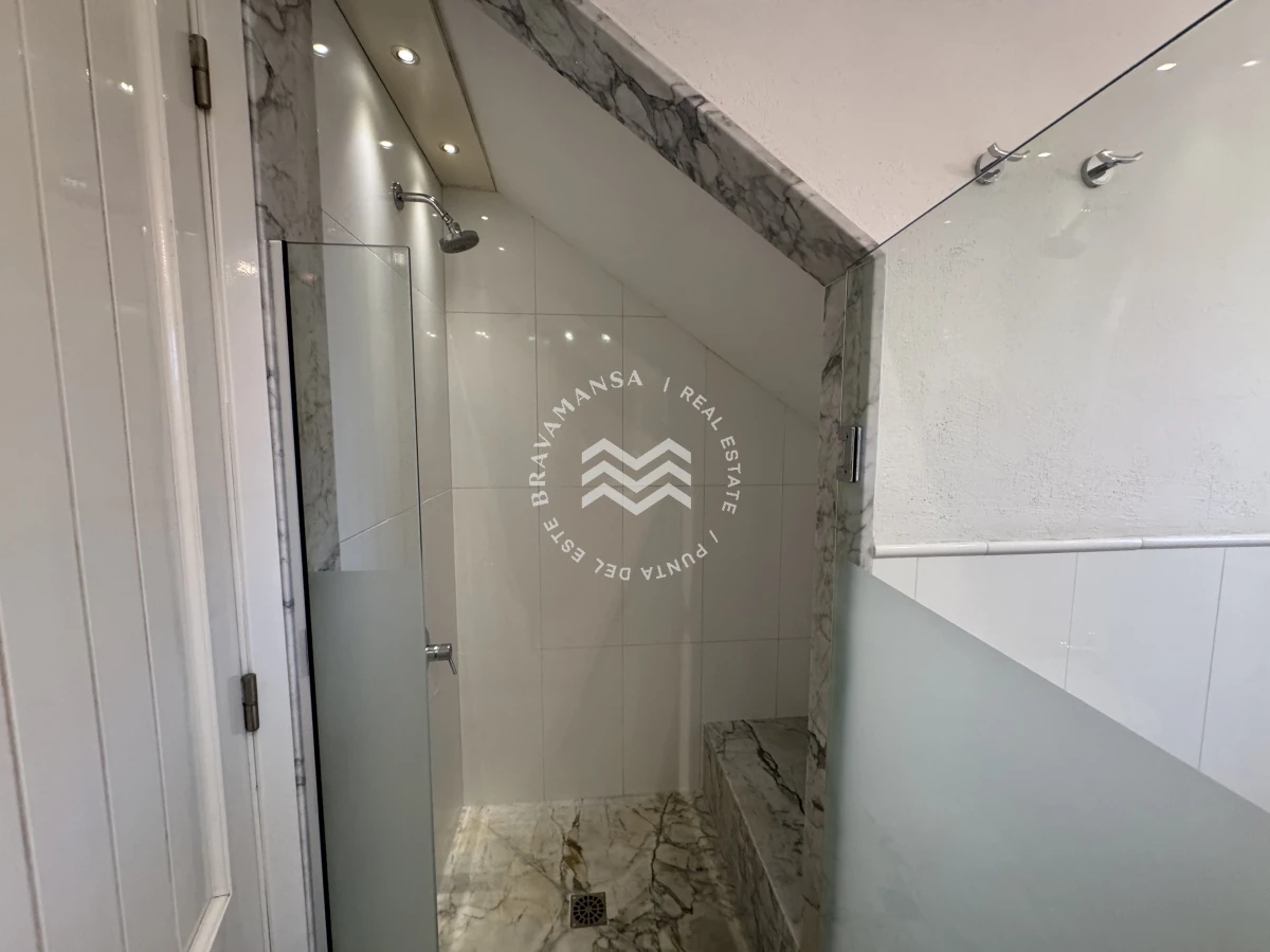 Casa ID.699 - Espectacular casa de 3 dormitorios en suite y servicio en Playa Montoya