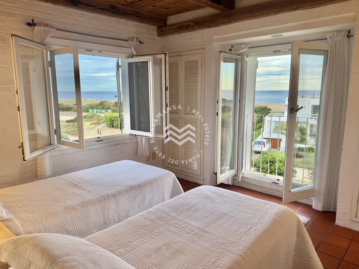 Casa ID.699 - Espectacular casa de 3 dormitorios en suite y servicio en Playa Montoya