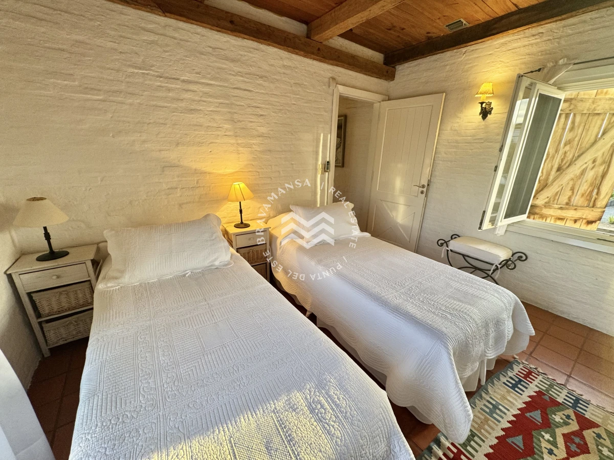 Casa ID.699 - Espectacular casa de 3 dormitorios en suite y servicio en Playa Montoya