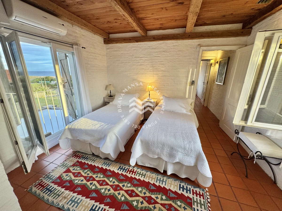 Casa ID.699 - Espectacular casa de 3 dormitorios en suite y servicio en Playa Montoya