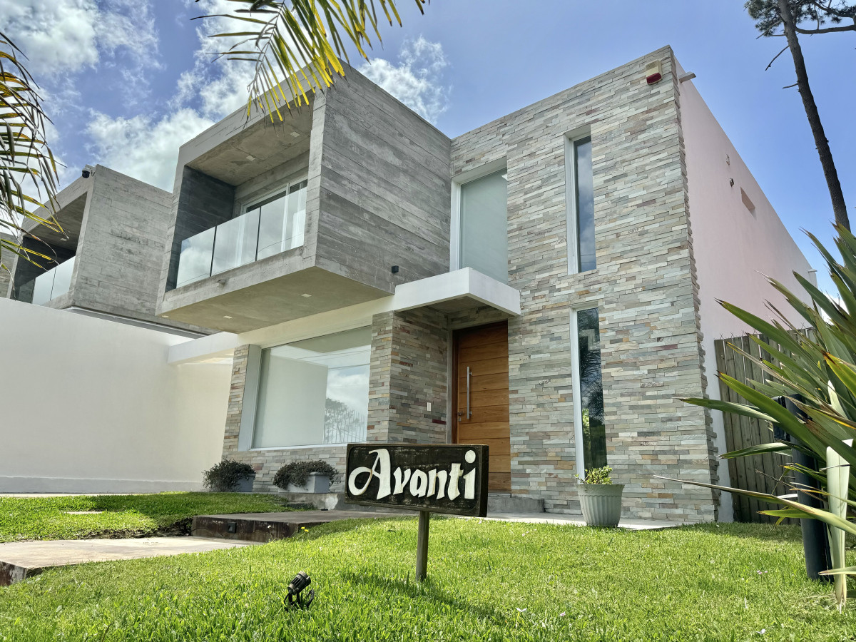 Espectacular casa moderna 3 dormitorios Jardines de Cordoba, Punta del Este