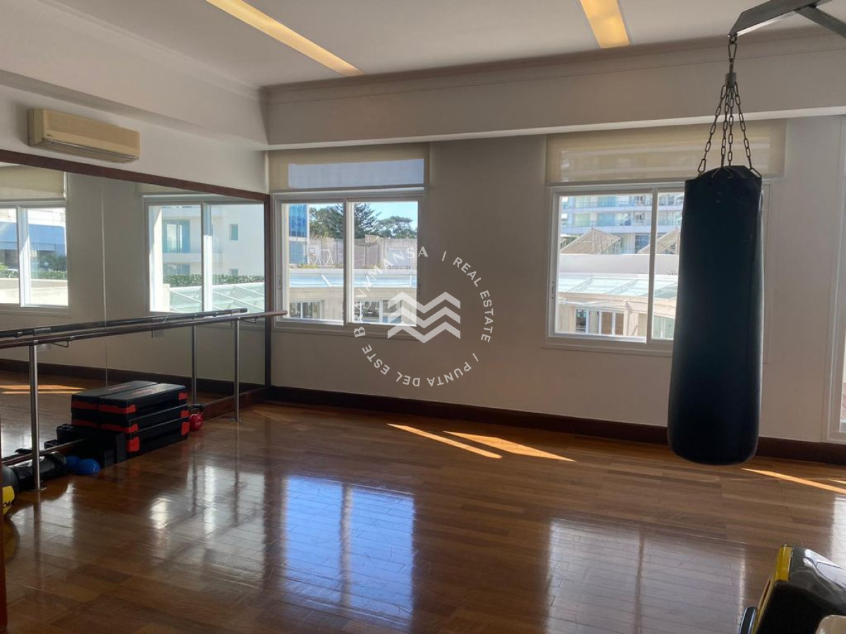 Apartamento ID.466 - VENTA En primera línea frente al mar en playa Mansa, 2 dormitorios en suite