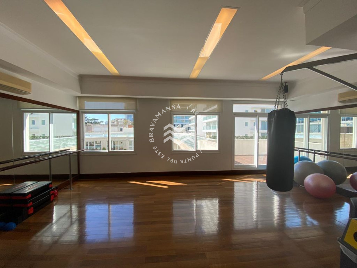 Apartamento ID.466 - VENTA En primera línea frente al mar en playa Mansa, 2 dormitorios en suite