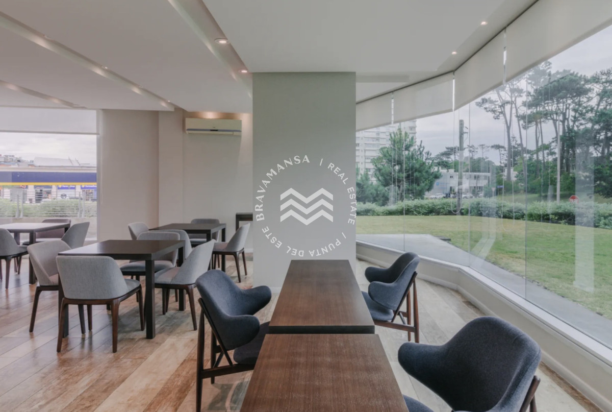 Apartamento ID.892 - Espectacular planta de 3 dormitorios en venta en el corazón comercial de Punta del Este