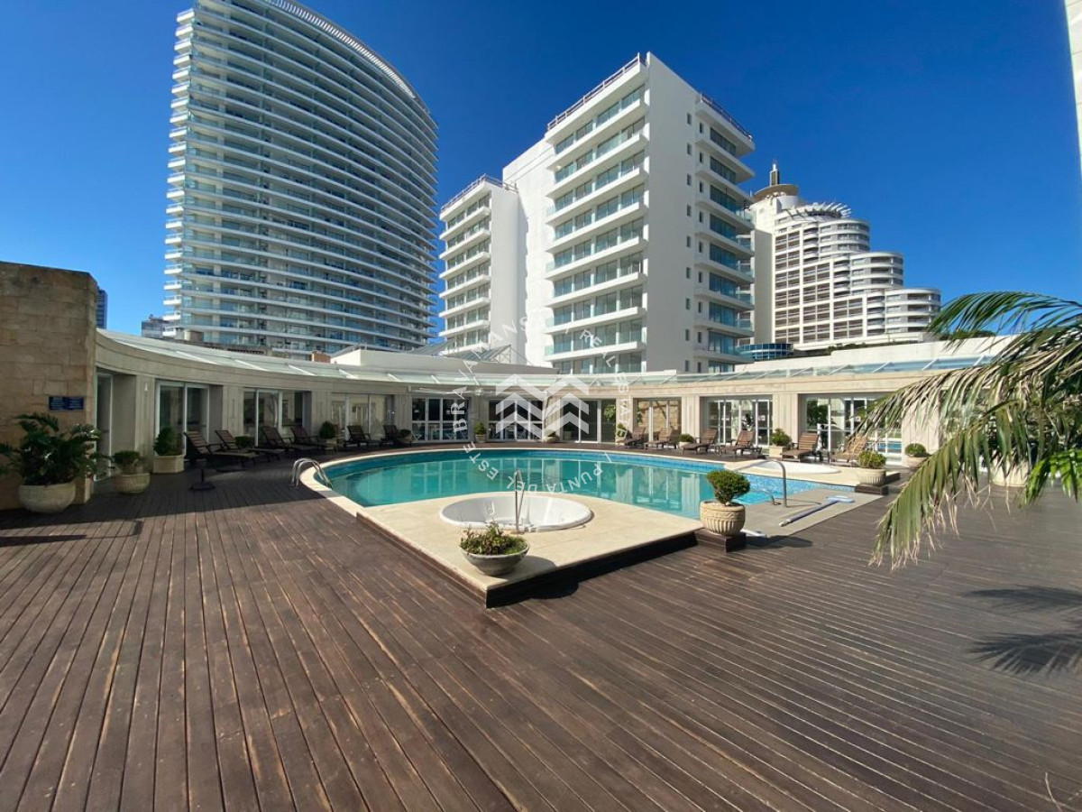 Apartamento ID.466 - VENTA En primera línea frente al mar en playa Mansa, 2 dormitorios en suite