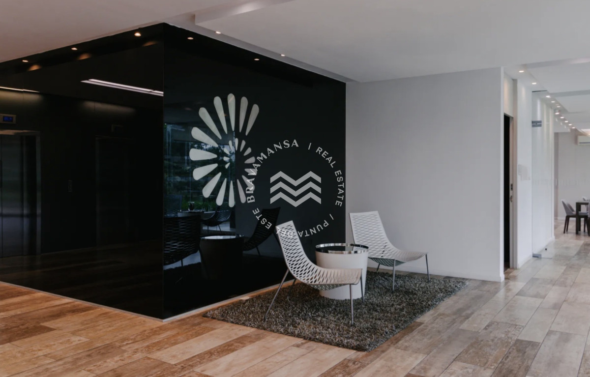 Apartamento ID.892 - Espectacular planta de 3 dormitorios en venta en el corazón comercial de Punta del Este