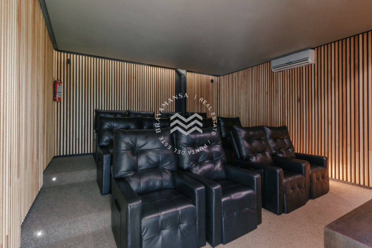 Apartamento ID.892 - Espectacular planta de 3 dormitorios en venta en el corazón comercial de Punta del Este