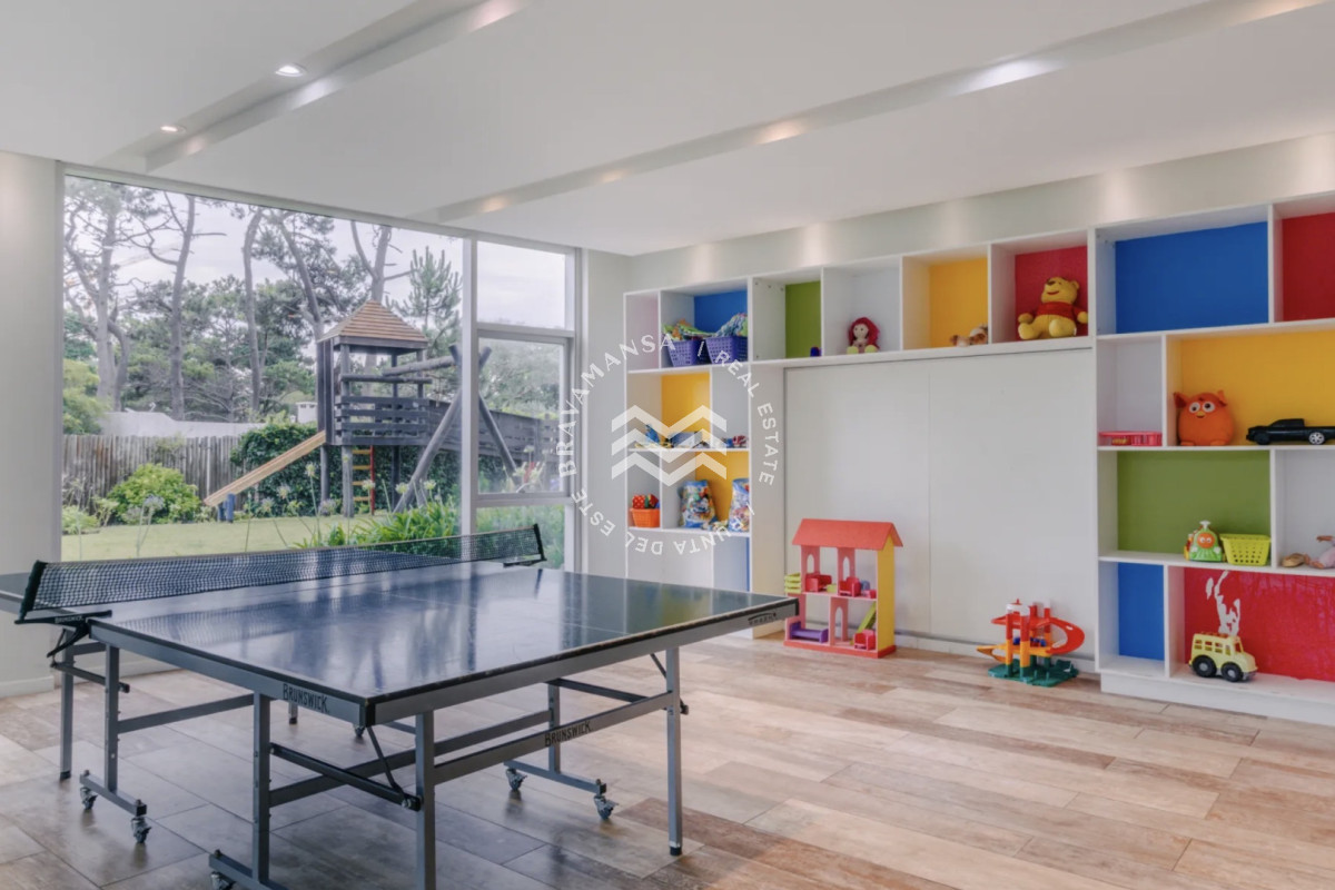 Apartamento ID.892 - Espectacular planta de 3 dormitorios en venta en el corazón comercial de Punta del Este
