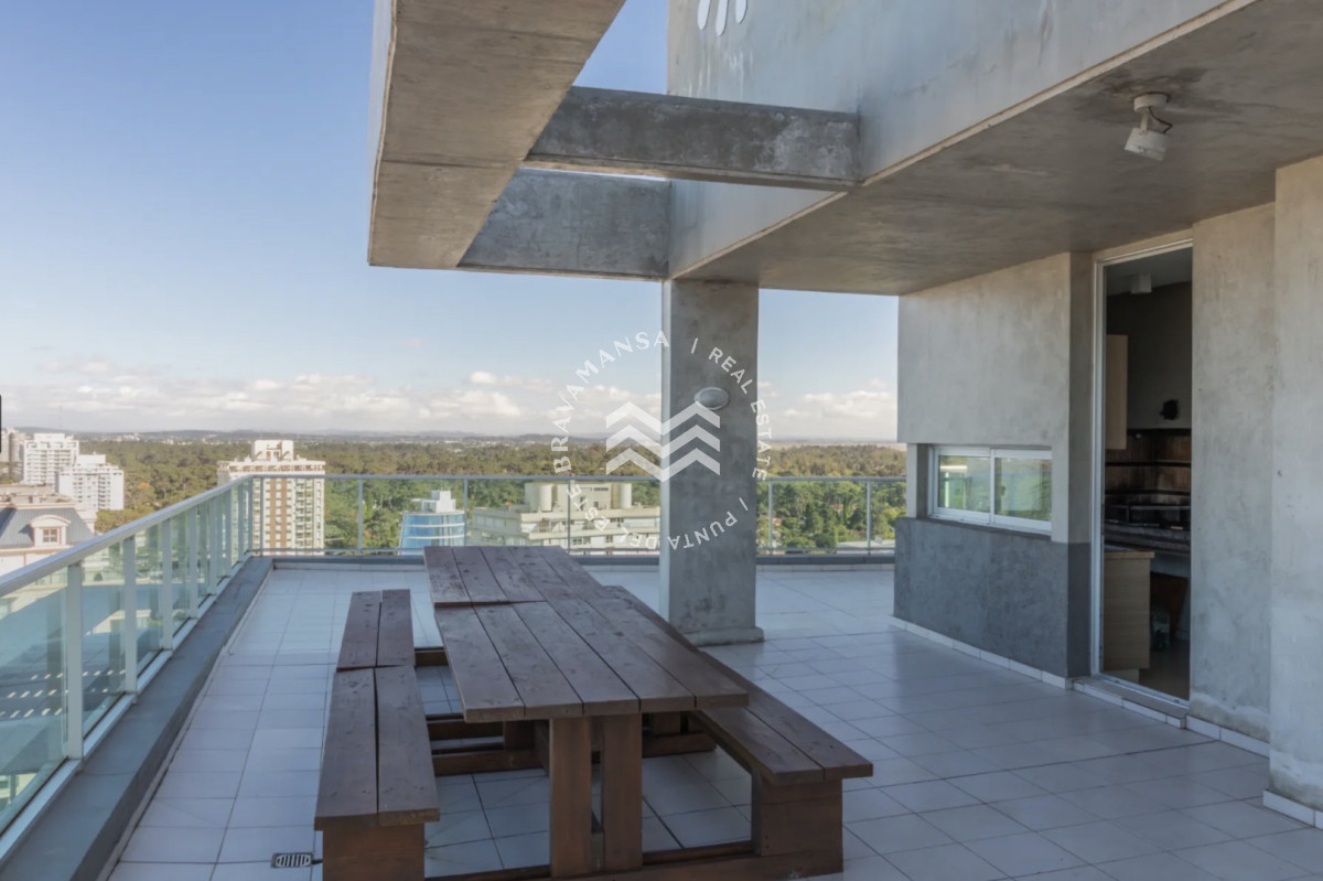 Apartamento ID.892 - Espectacular planta de 3 dormitorios en venta en el corazón comercial de Punta del Este