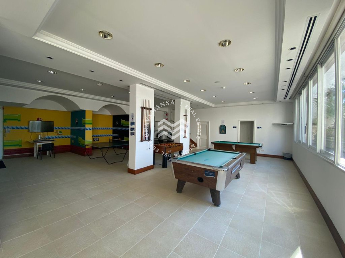 Apartamento ID.466 - VENTA En primera línea frente al mar en playa Mansa, 2 dormitorios en suite