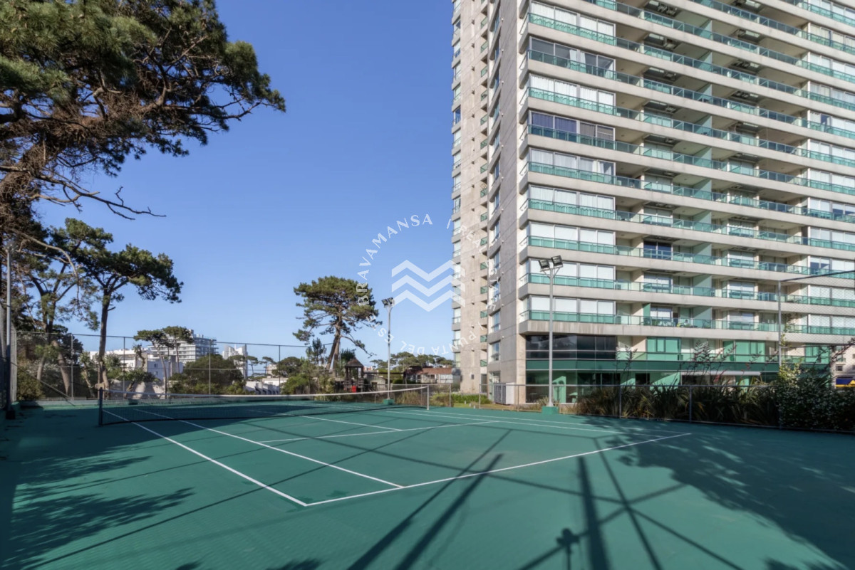 Apartamento ID.892 - Espectacular planta de 3 dormitorios en venta en el corazón comercial de Punta del Este