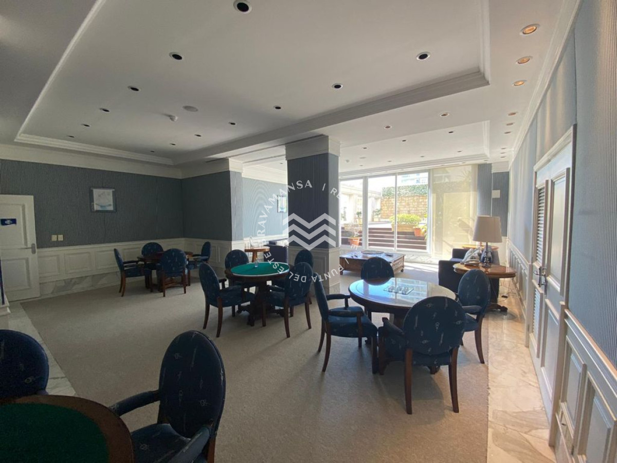 Apartamento ID.466 - VENTA En primera línea frente al mar en playa Mansa, 2 dormitorios en suite