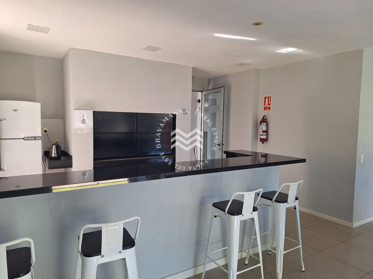 Apartamento ID.202 - ALQUILER ANUAL 2 dormitorios con vista al mar en Playa Brava, Punta del Este