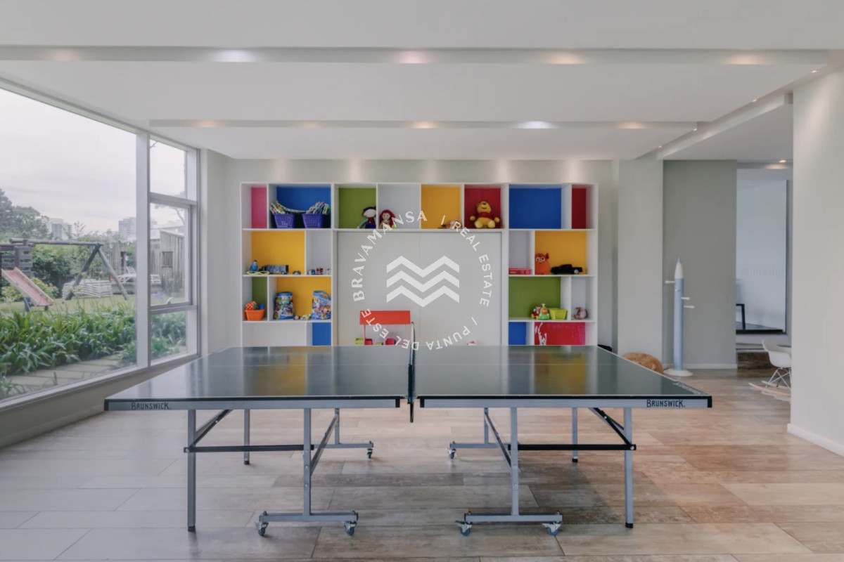Apartamento ID.892 - Espectacular planta de 3 dormitorios en venta en el corazón comercial de Punta del Este