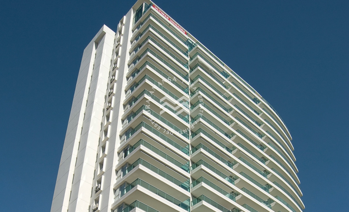 Apartamento ID.204 - Alquiler ANUAL 3 dormitorios en Playa Mansa frente al mar. Full amenities