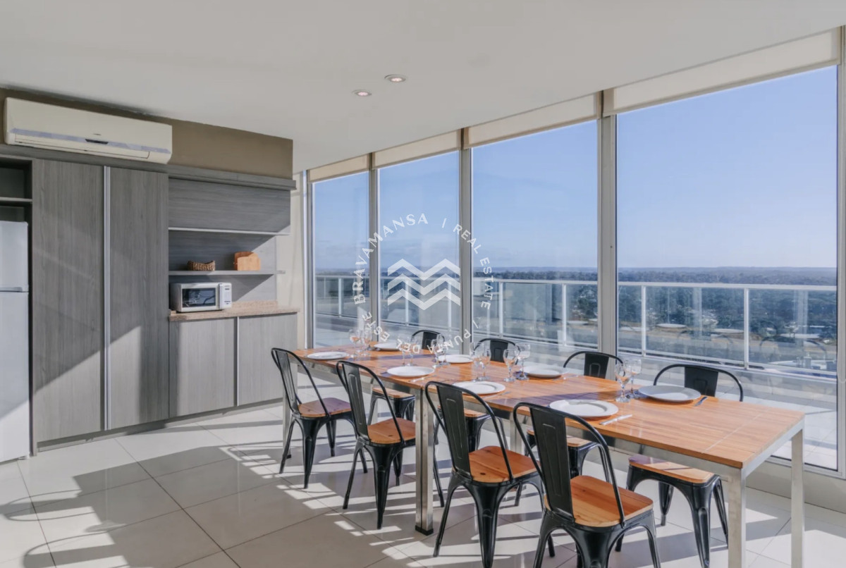 Apartamento ID.892 - Espectacular planta de 3 dormitorios en venta en el corazón comercial de Punta del Este