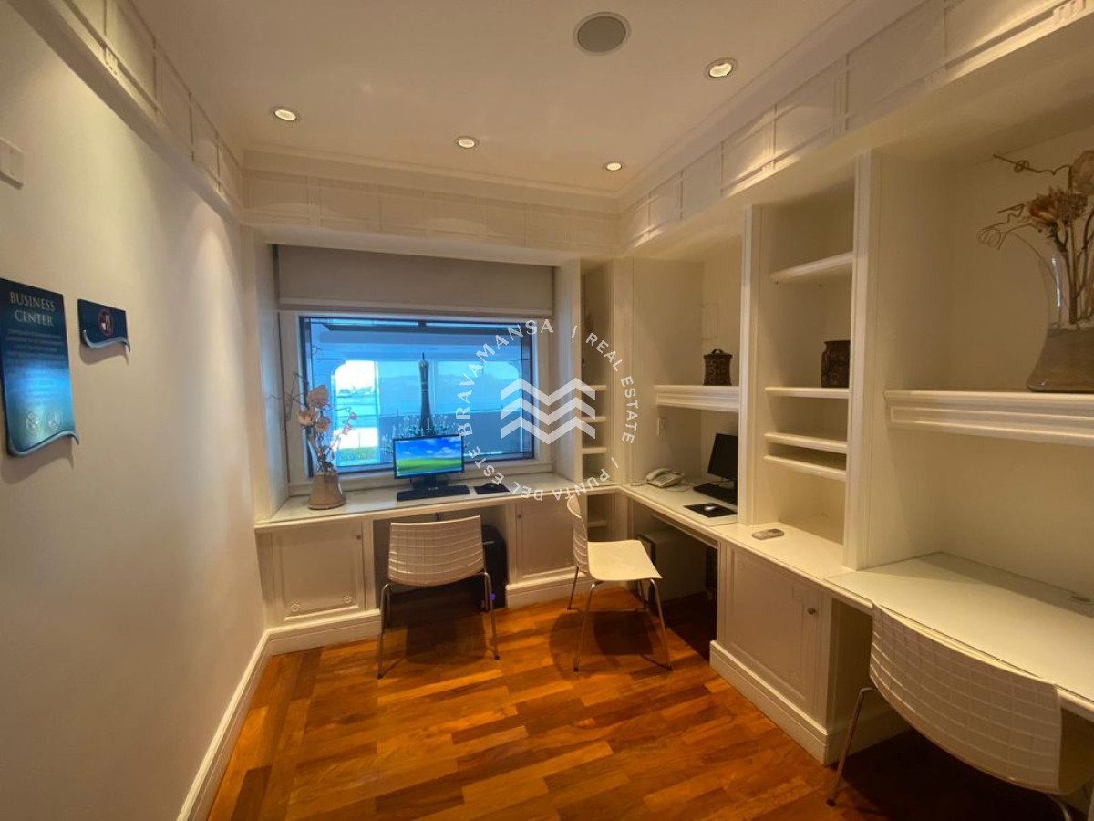 Apartamento ID.466 - VENTA En primera línea frente al mar en playa Mansa, 2 dormitorios en suite