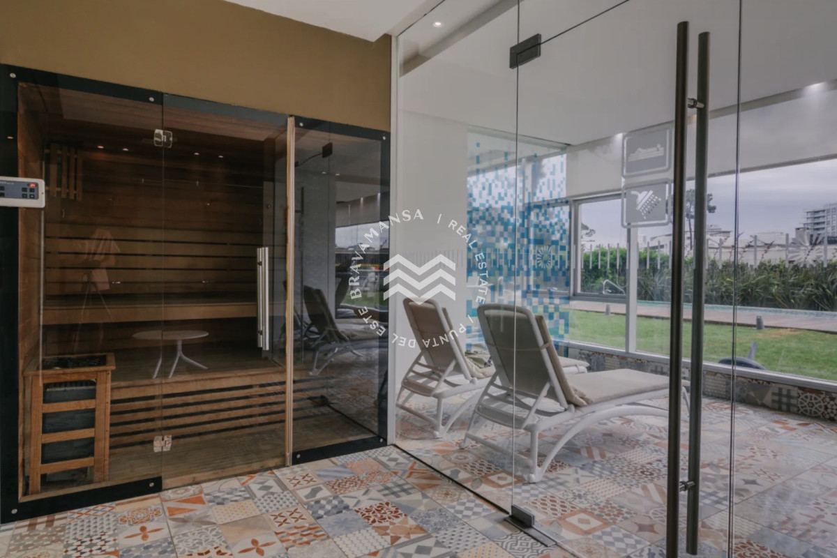 Apartamento ID.892 - Espectacular planta de 3 dormitorios en venta en el corazón comercial de Punta del Este