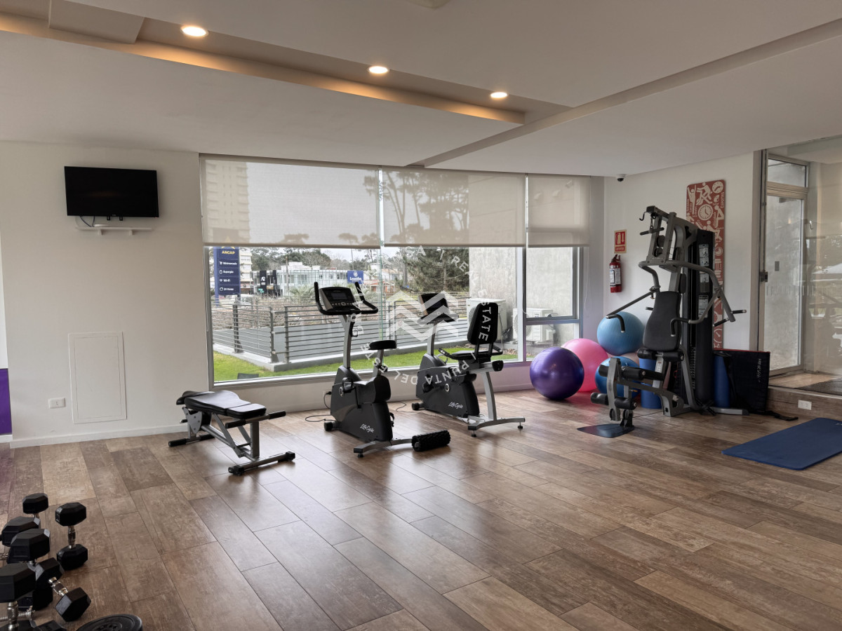 Apartamento ID.892 - Espectacular planta de 3 dormitorios en venta en el corazón comercial de Punta del Este