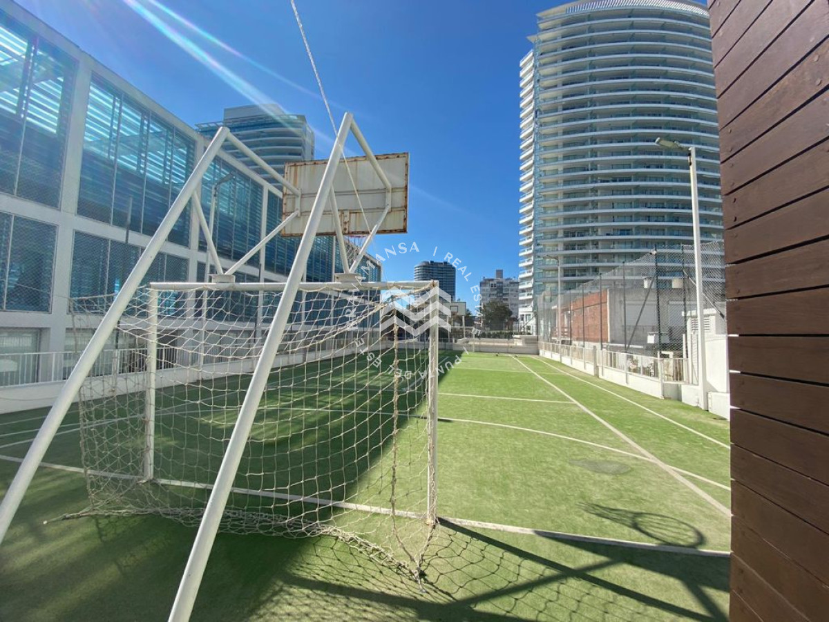 Apartamento ID.466 - VENTA En primera línea frente al mar en playa Mansa, 2 dormitorios en suite