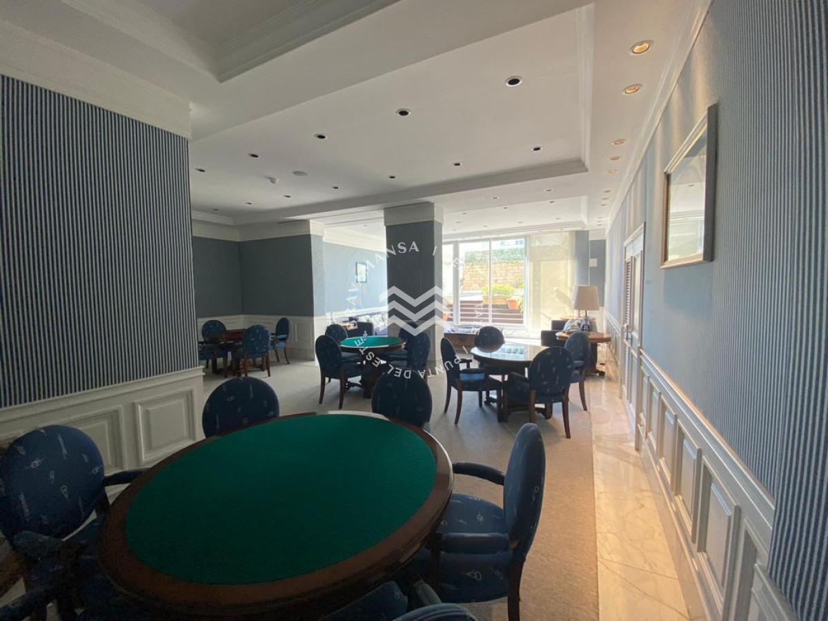 Apartamento ID.466 - VENTA En primera línea frente al mar en playa Mansa, 2 dormitorios en suite