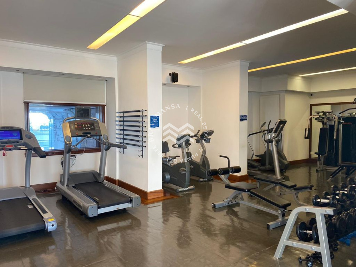 Apartamento ID.466 - VENTA En primera línea frente al mar en playa Mansa, 2 dormitorios en suite