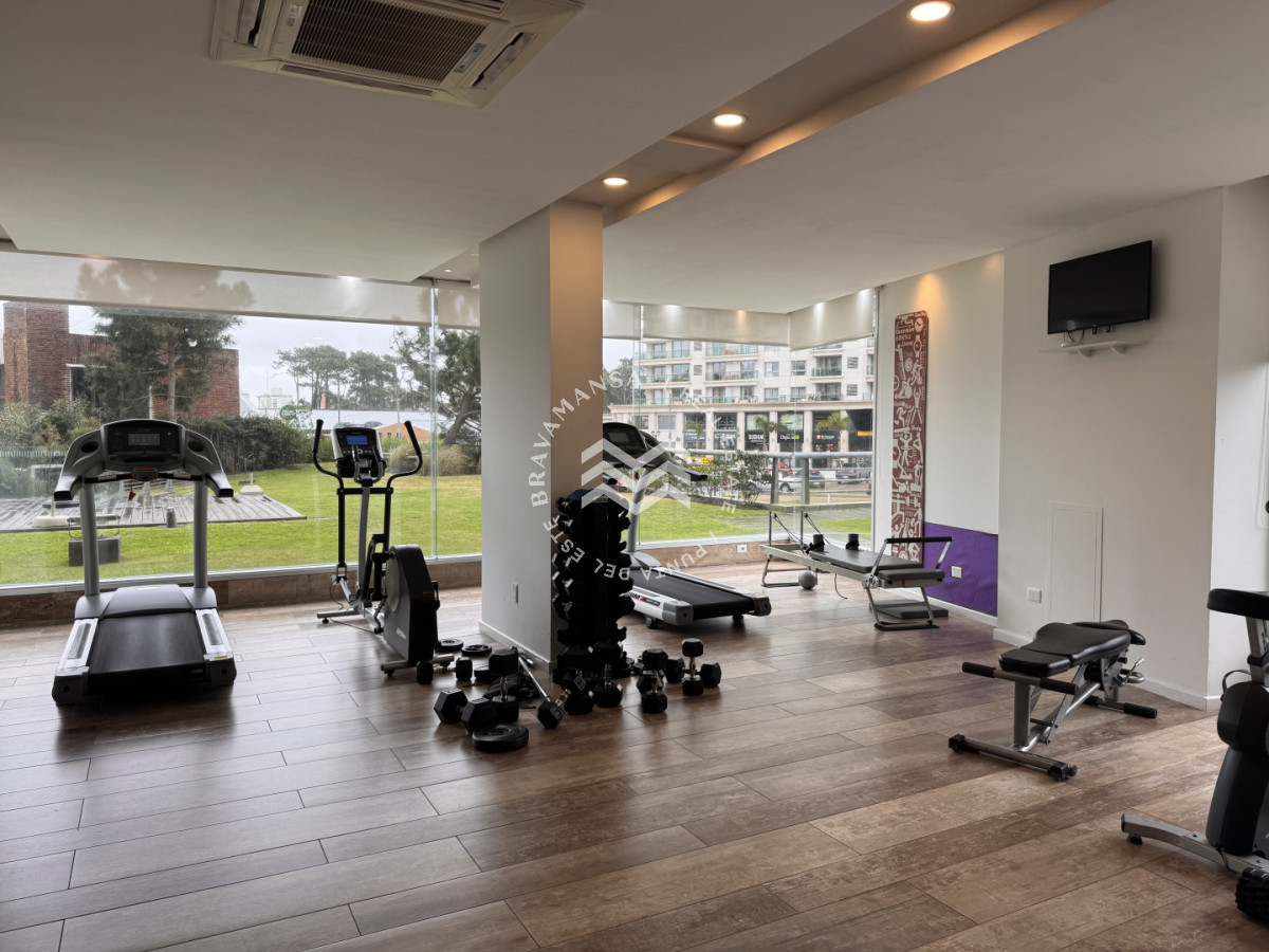 Apartamento ID.892 - Espectacular planta de 3 dormitorios en venta en el corazón comercial de Punta del Este