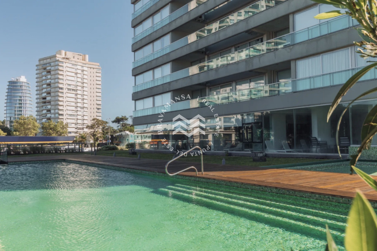 Apartamento ID.892 - Espectacular planta de 3 dormitorios en venta en el corazón comercial de Punta del Este