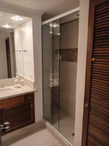 EN VENTA ESTUPENDO APARTAMENTO - EDIFICIO MALECON IV - PRIMERA LINEA DE PLAYA MANSA - ZEN6055A