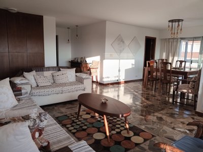 EN VENTA ESTUPENDO APARTAMENTO - EDIFICIO MALECON IV - PRIMERA LINEA DE PLAYA MANSA - ZEN6055A
