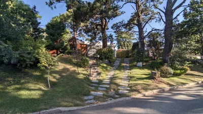 HERMOSA CASA EN ROOSEVELT CON AMPLIO PATIO Y PARRILLERO