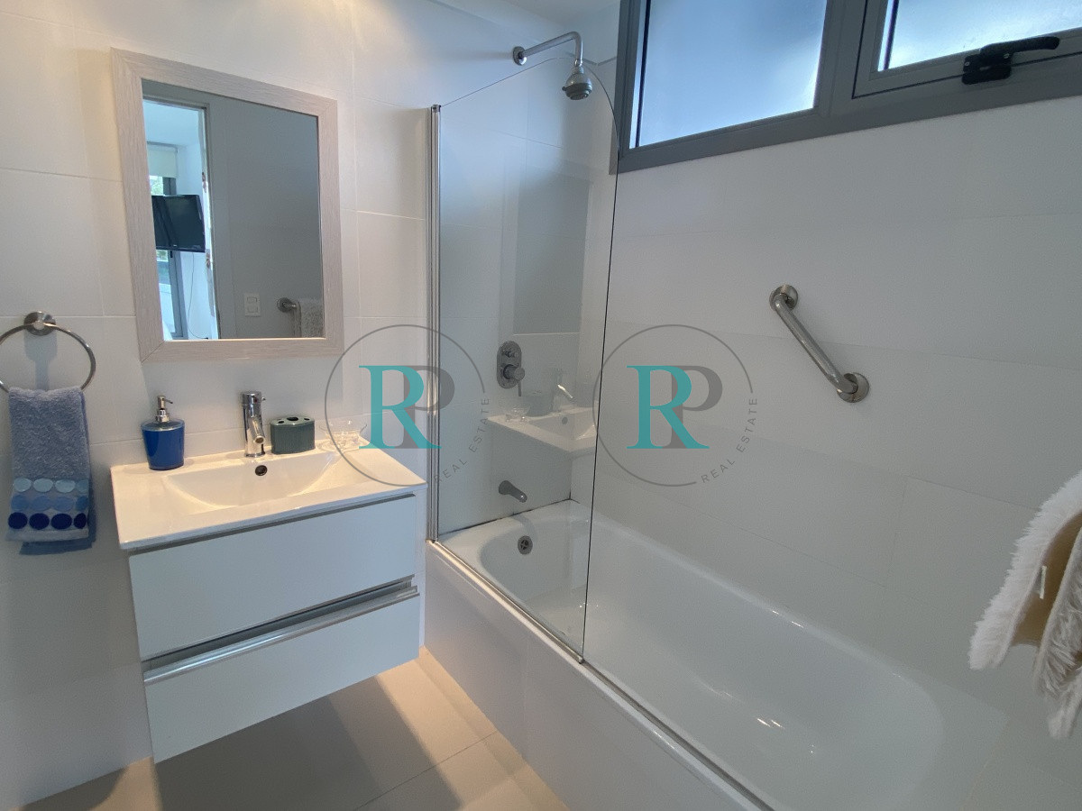 Apartamento ID.2346 - Venta amplio 2 dormitorios 2 baños  vista al mar con renta